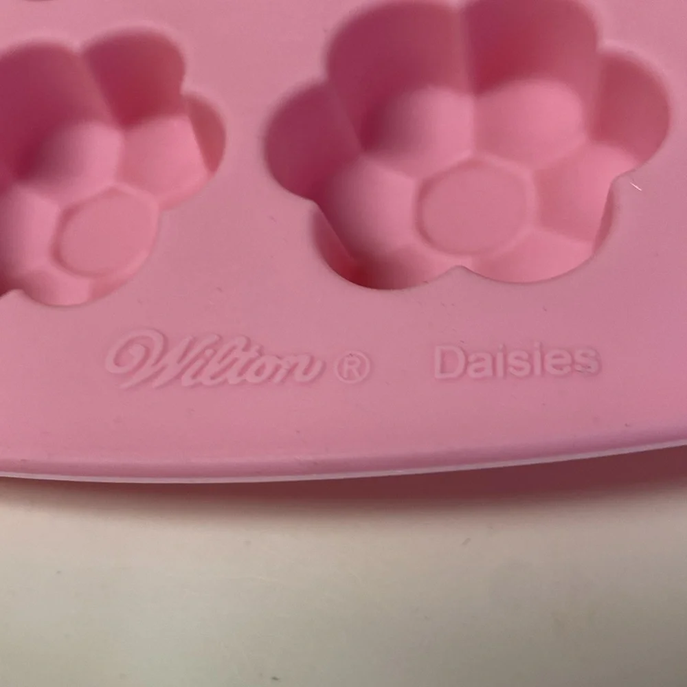 Wilton 24-Cavity Daisy Silicone NWOT Treat Cake Mold, Pink B17 - Picture 5 of 5